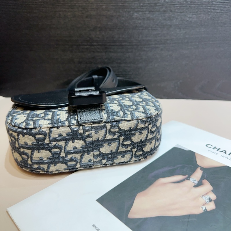 Dior 藍緹花布拼黑牛皮霧黑釦saddle mini斜背郵差包-4