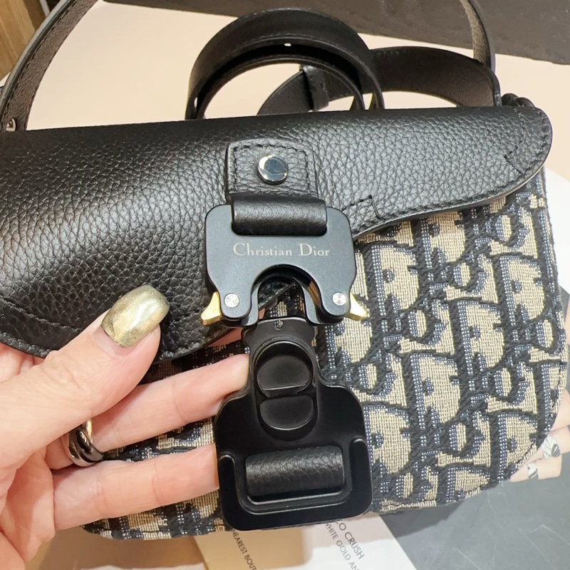 Dior 藍緹花布拼黑牛皮霧黑釦saddle mini斜背郵差包-6