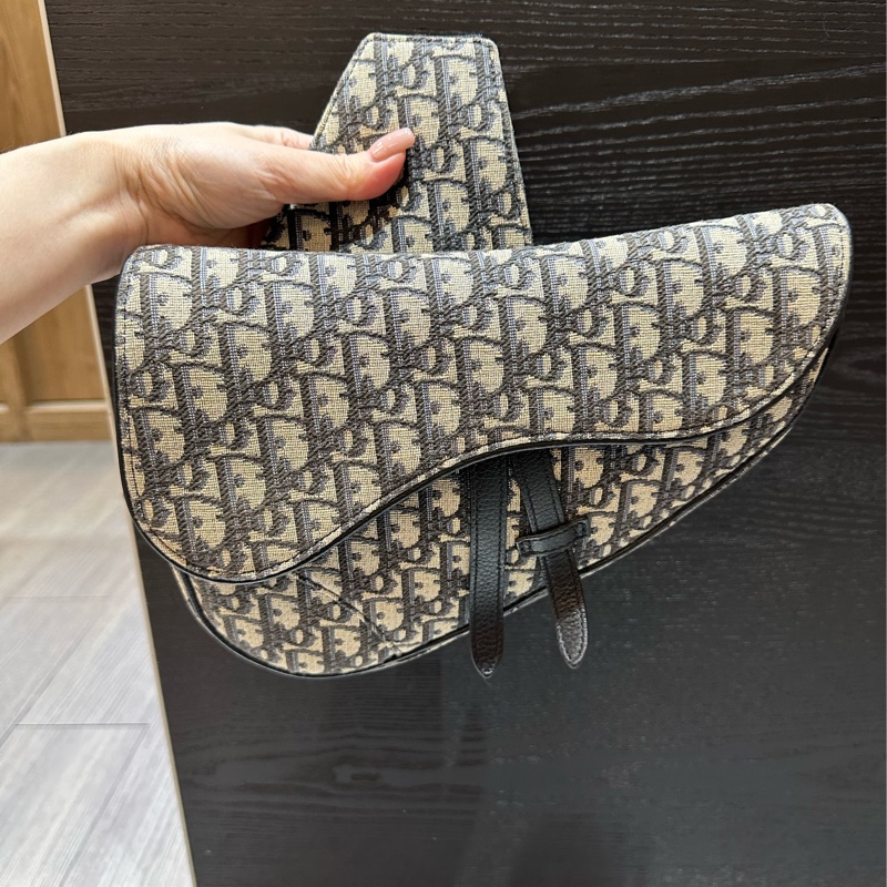 Dior 藍緹花布拼黑牛皮霧黑釦saddle mini斜背郵差包-7