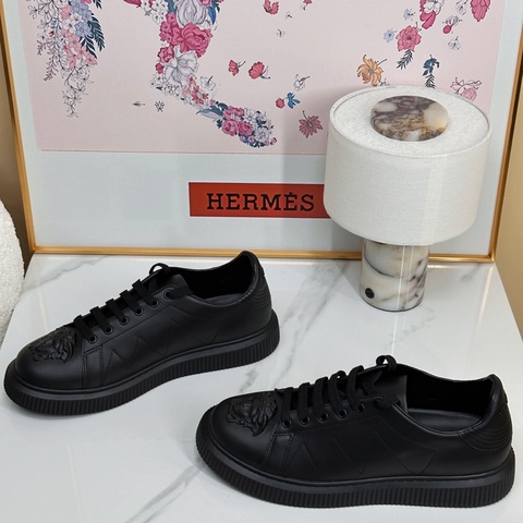 閒置新VERSACE 範思哲 黑色美杜莎浮雕休閒板鞋  尺碼44