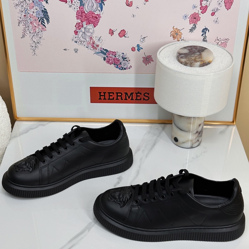 閒置新VERSACE 範思哲 黑色美杜莎浮雕休閒板鞋  尺碼44-0