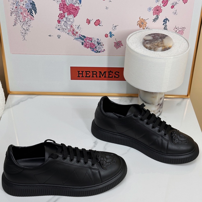 閒置新VERSACE 範思哲 黑色美杜莎浮雕休閒板鞋  尺碼44-2