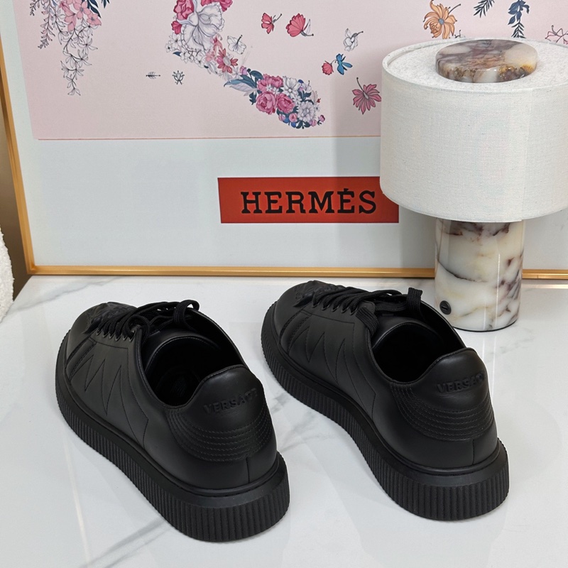 閒置新VERSACE 範思哲 黑色美杜莎浮雕休閒板鞋  尺碼44-3