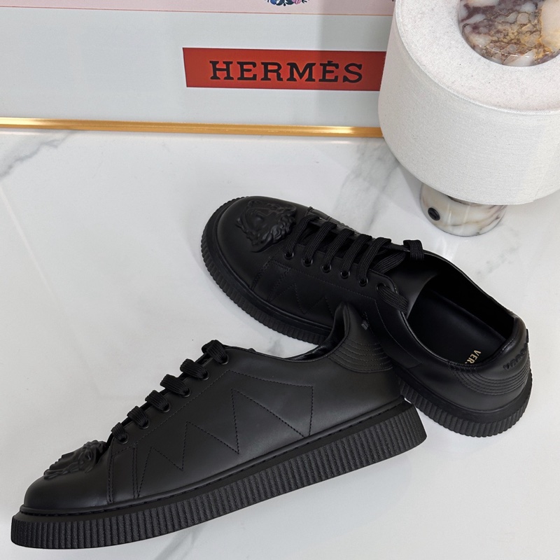 閒置新VERSACE 範思哲 黑色美杜莎浮雕休閒板鞋  尺碼44-4