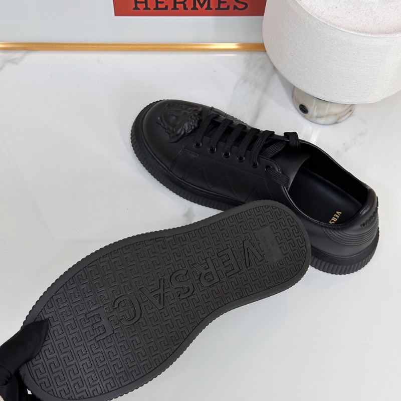 閒置新VERSACE 範思哲 黑色美杜莎浮雕休閒板鞋  尺碼44-5