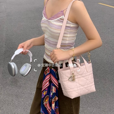 Dior 迪奧砂岩粉小牛皮 Toujours直式小型托特包 藤格紋手提斜背包 M2835OSNW