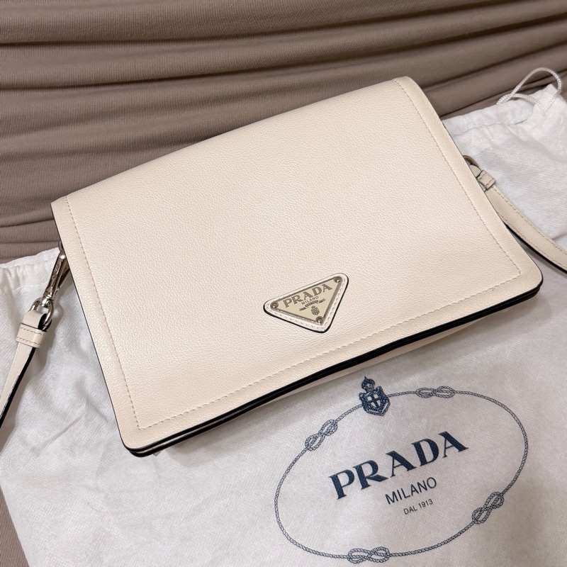 Prada白色郵差包-1