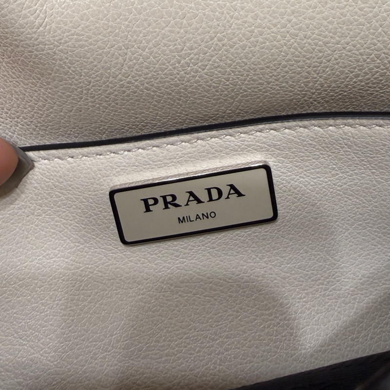 Prada白色郵差包-7
