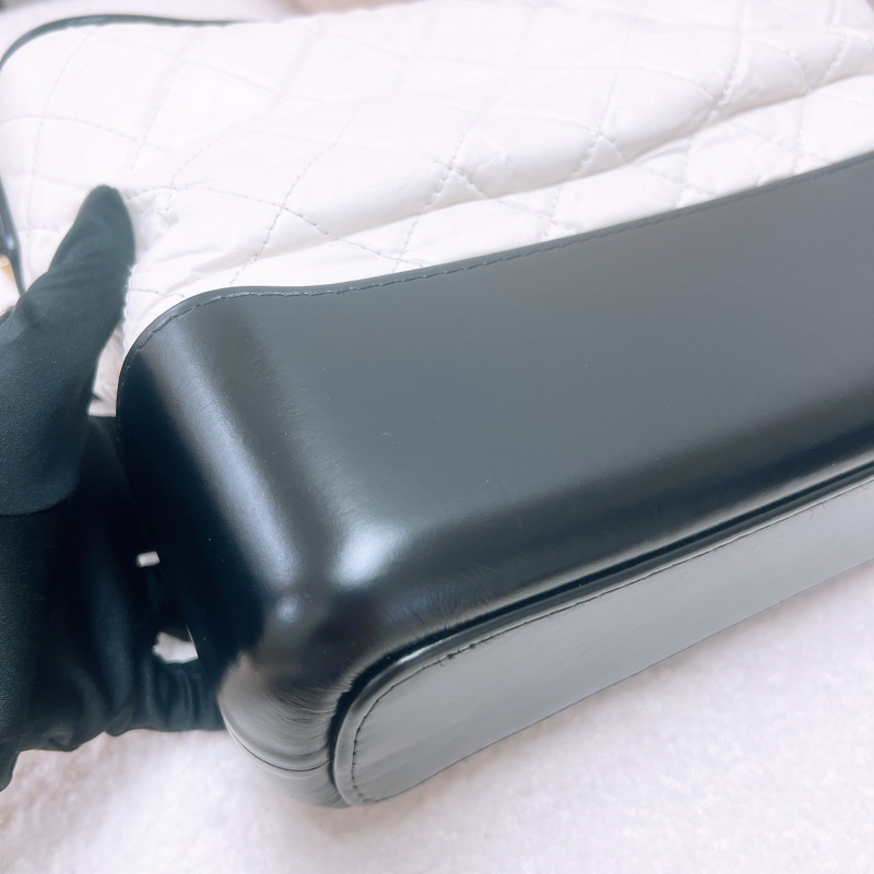 Chanel gabrielle 白色中號流浪包-5