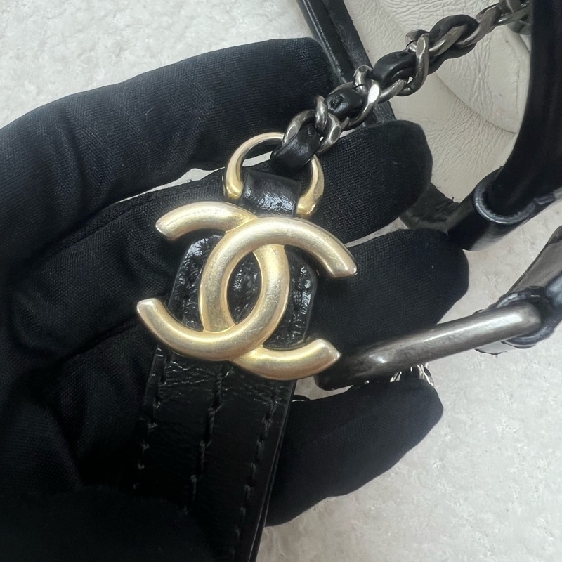 Chanel gabrielle 白色中號流浪包-13