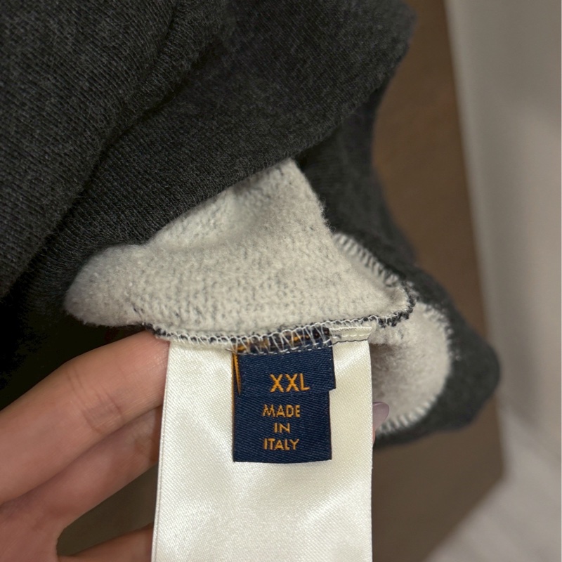 LV 深灰連帽上衣-2