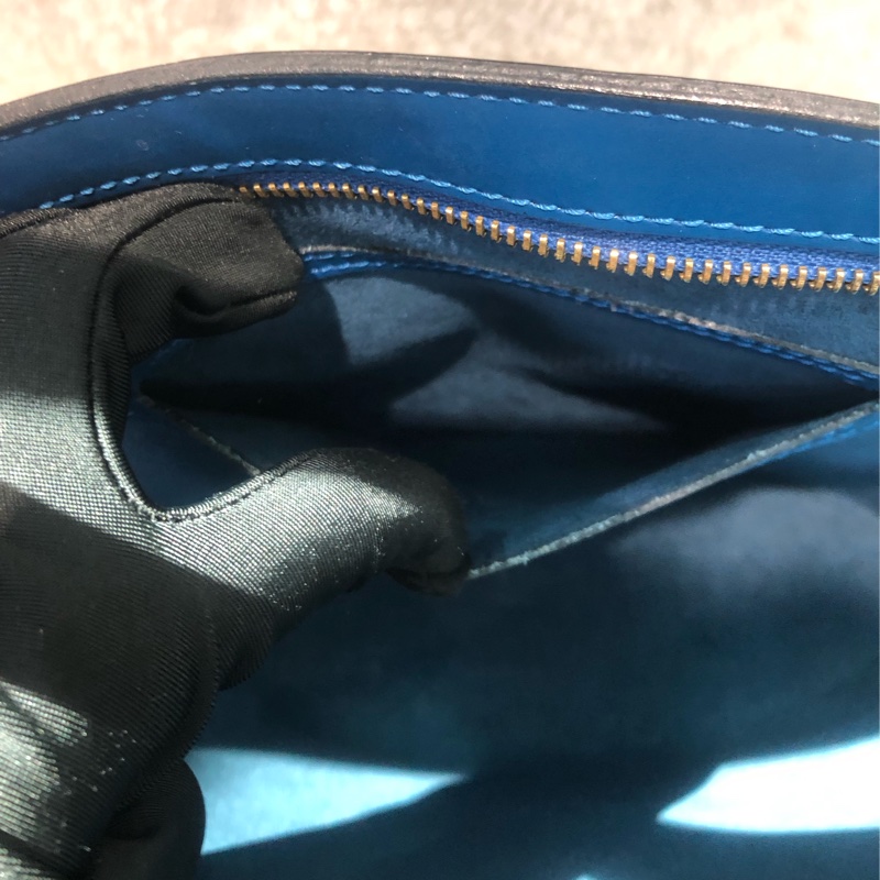 LV EPI 藍色手挽包 XA462-18