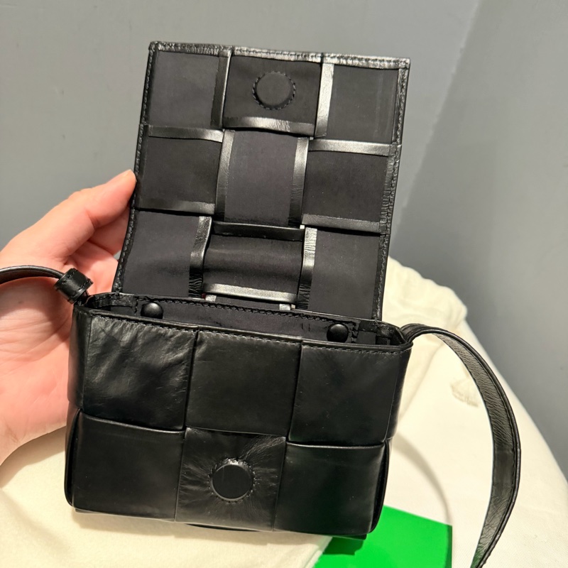 BV Mini Cassette 六格 大格編織斜背小包 黑-1