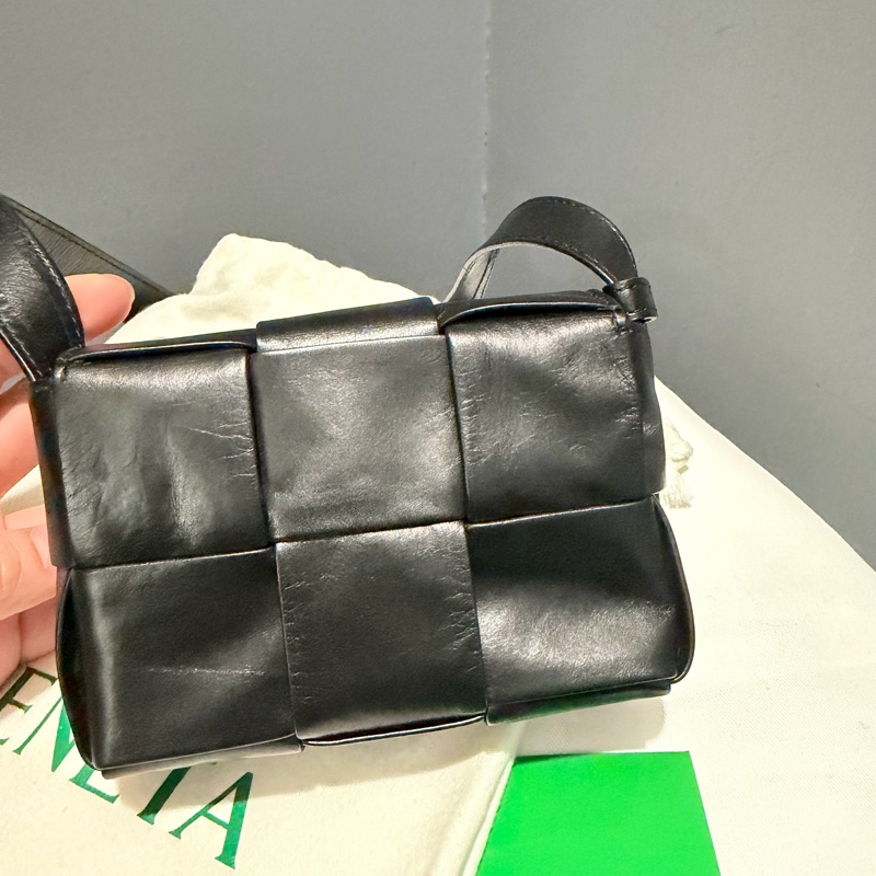 BV Mini Cassette 六格 大格編織斜背小包 黑-2