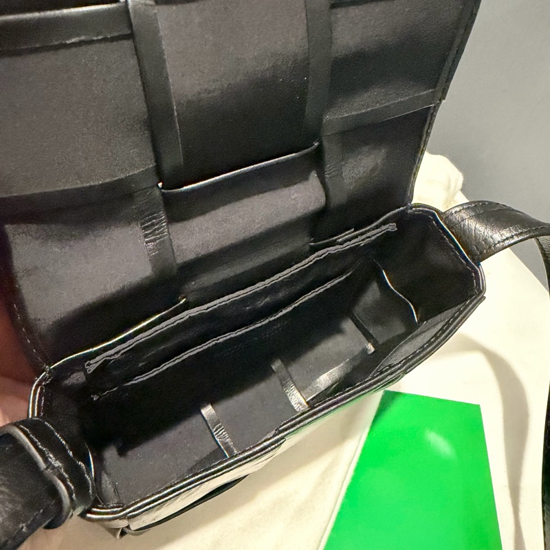 BV Mini Cassette 六格 大格編織斜背小包 黑-3