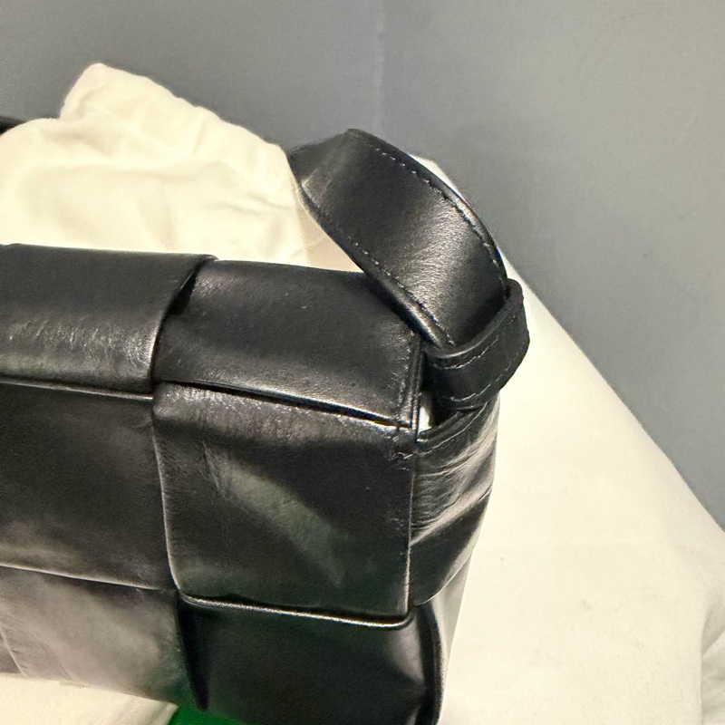 BV Mini Cassette 六格 大格編織斜背小包 黑-12