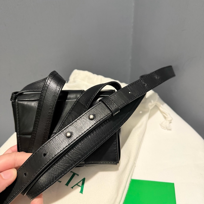 BV Mini Cassette 六格 大格編織斜背小包 黑-13