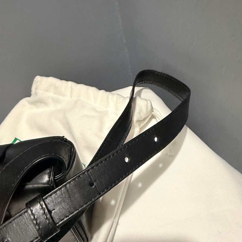 BV Mini Cassette 六格 大格編織斜背小包 黑-14