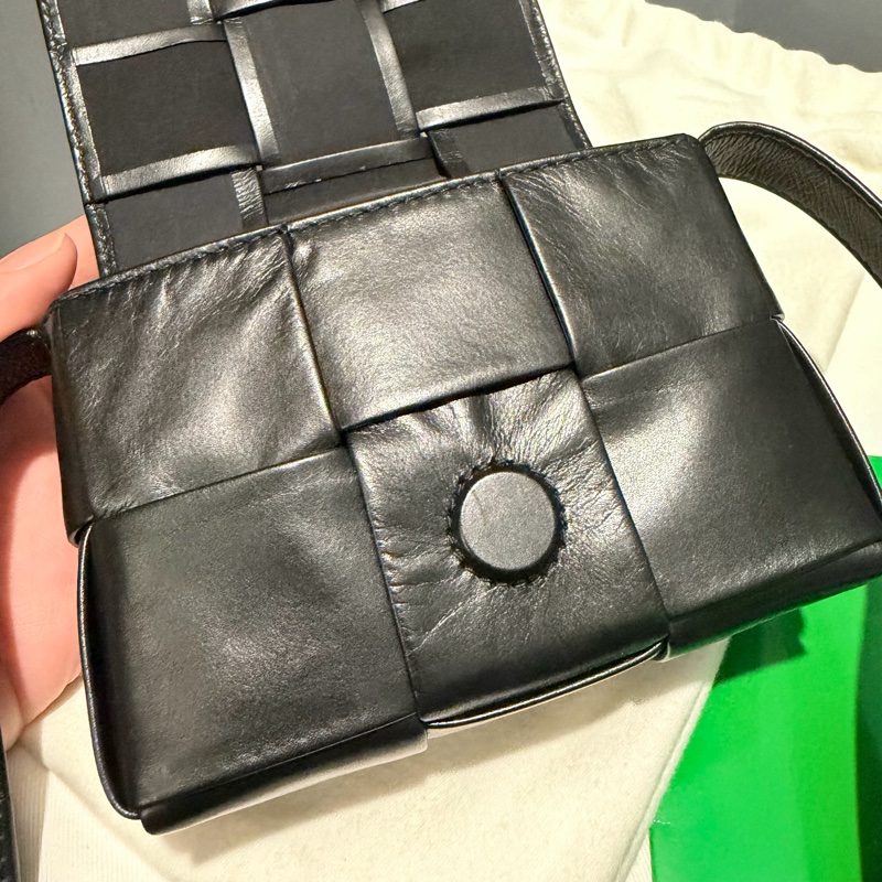 BV Mini Cassette 六格 大格編織斜背小包 黑-18