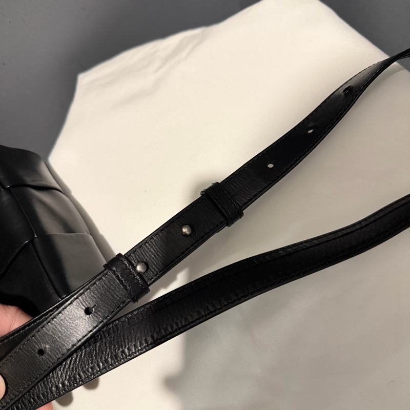 BV Mini Cassette 六格 大格編織斜背小包 黑-24