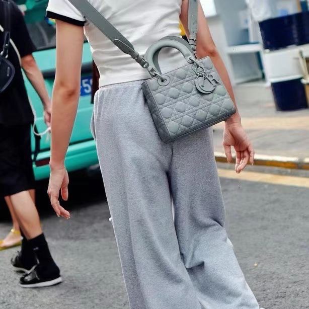 DIOR 磨砂灰 SOGREY 四格 徽章肩帶 黛妃包清冷磨砂灰20*18*8 98新配件肩帶 徽章 塵袋-1