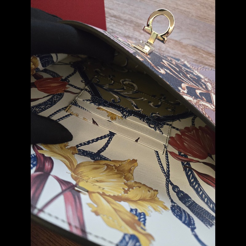 (近新閒置品)Ferragamo鍊帶肩背包-10