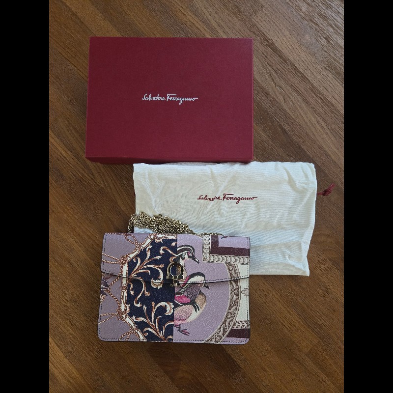 (近新閒置品)Ferragamo鍊帶肩背包-17