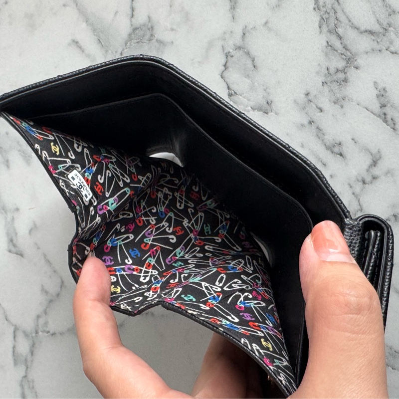 Chanel黑荔枝銀蛇鏈雙C雙層釦式短夾-16