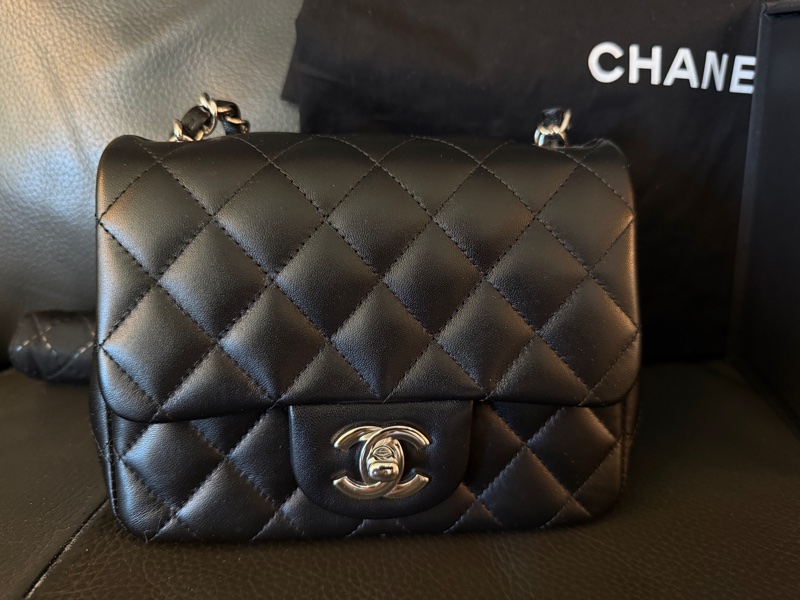 香奈兒 羊皮黑銀方胖-1