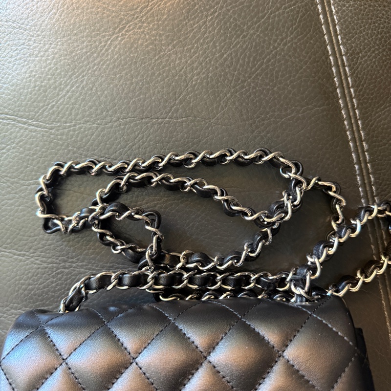 香奈兒 羊皮黑銀方胖-10