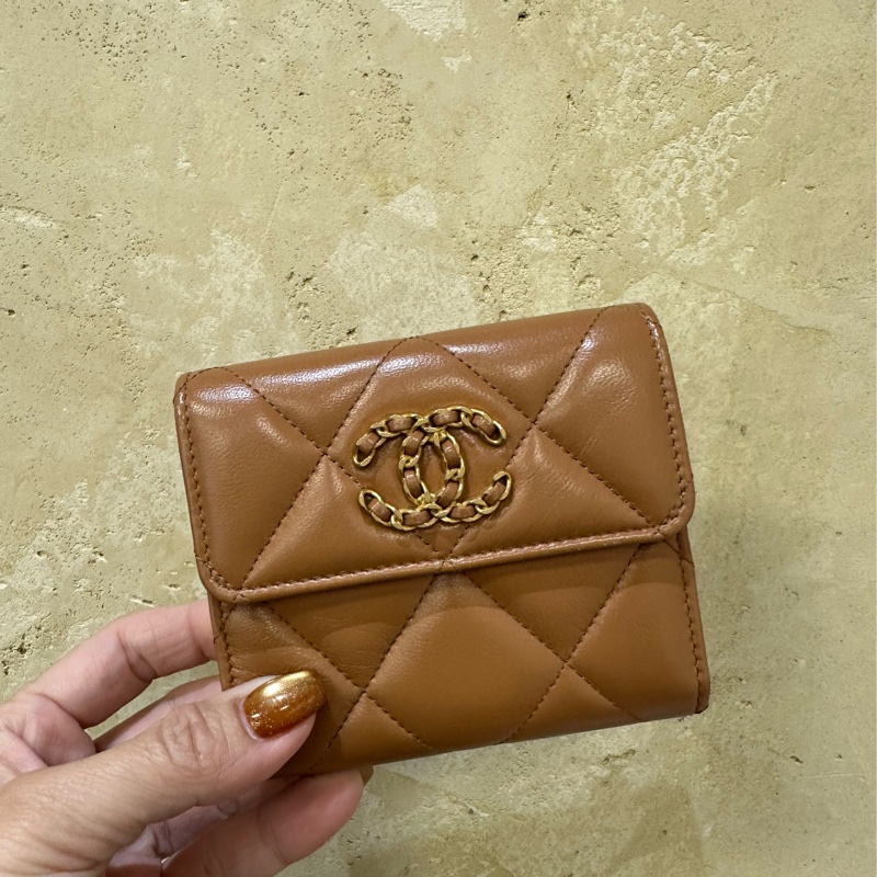 Chanel 駝色羊皮大菱格紋金釦19系列6卡後零錢袋三折口蓋短夾AP2809-0