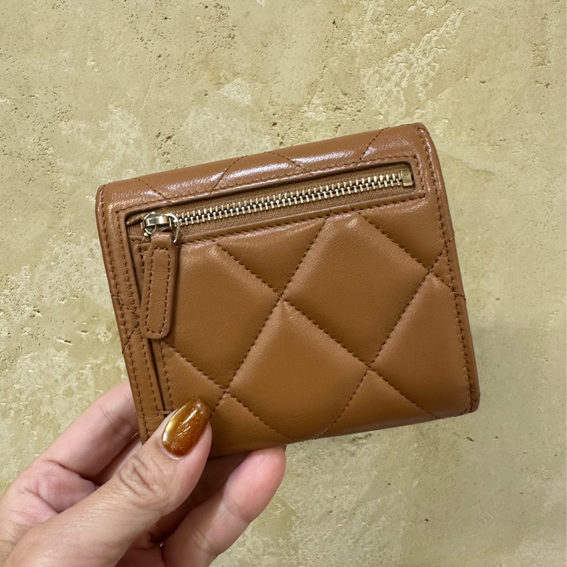 Chanel 駝色羊皮大菱格紋金釦19系列6卡後零錢袋三折口蓋短夾AP2809-1