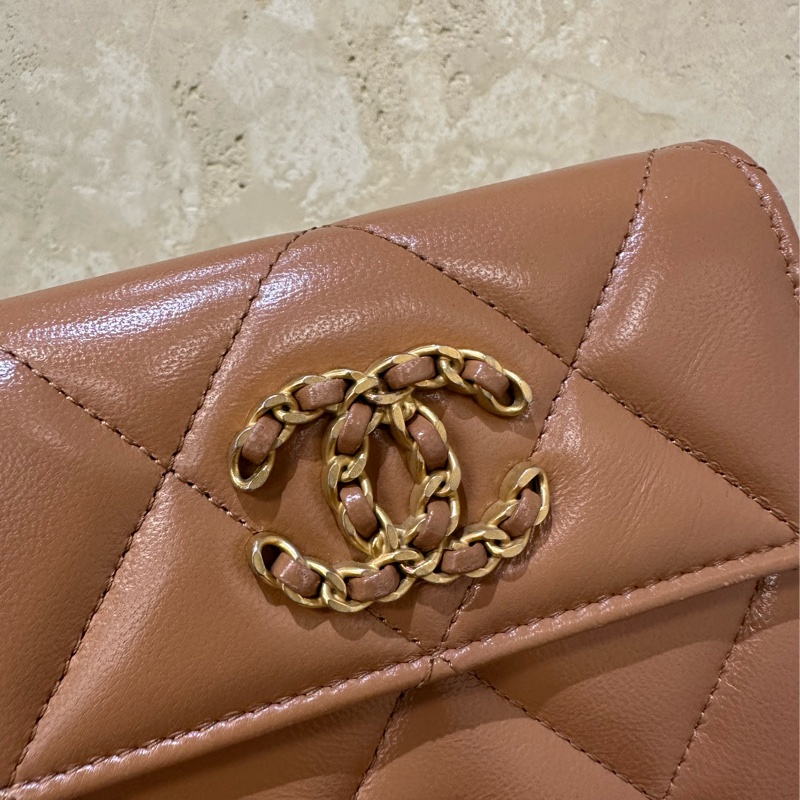 Chanel 駝色羊皮大菱格紋金釦19系列6卡後零錢袋三折口蓋短夾AP2809-4