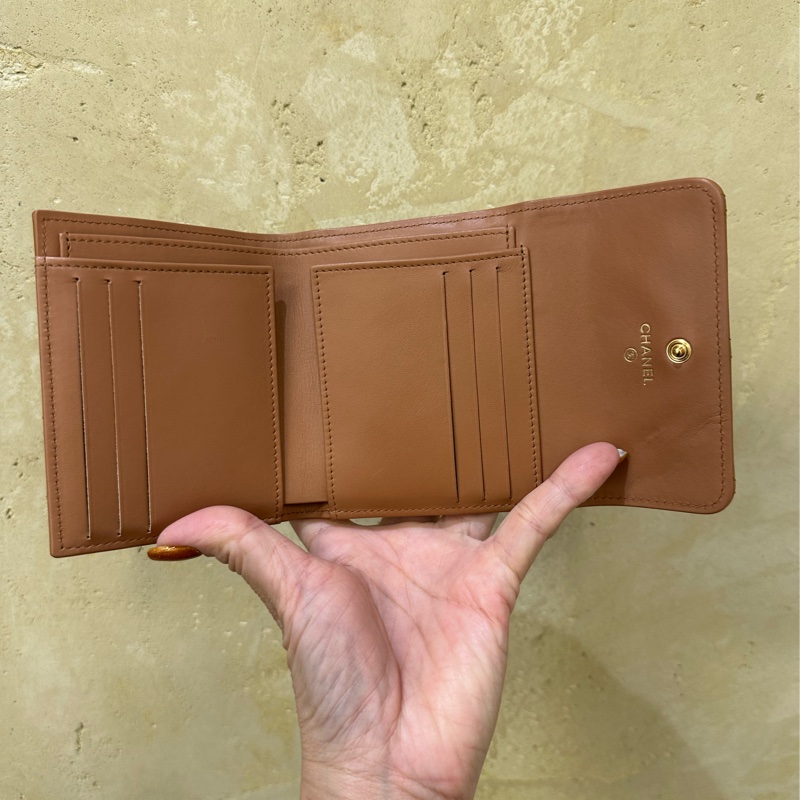 Chanel 駝色羊皮大菱格紋金釦19系列6卡後零錢袋三折口蓋短夾AP2809-5