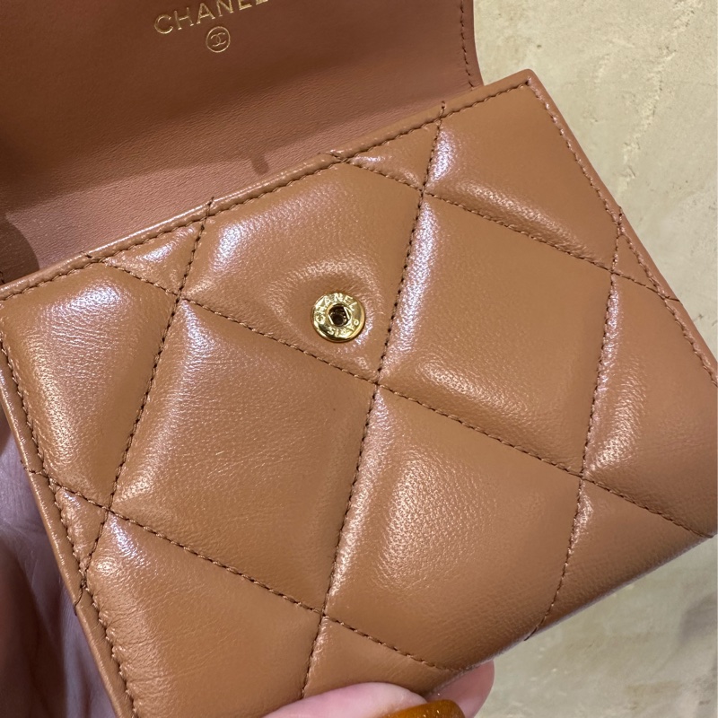 Chanel 駝色羊皮大菱格紋金釦19系列6卡後零錢袋三折口蓋短夾AP2809-6