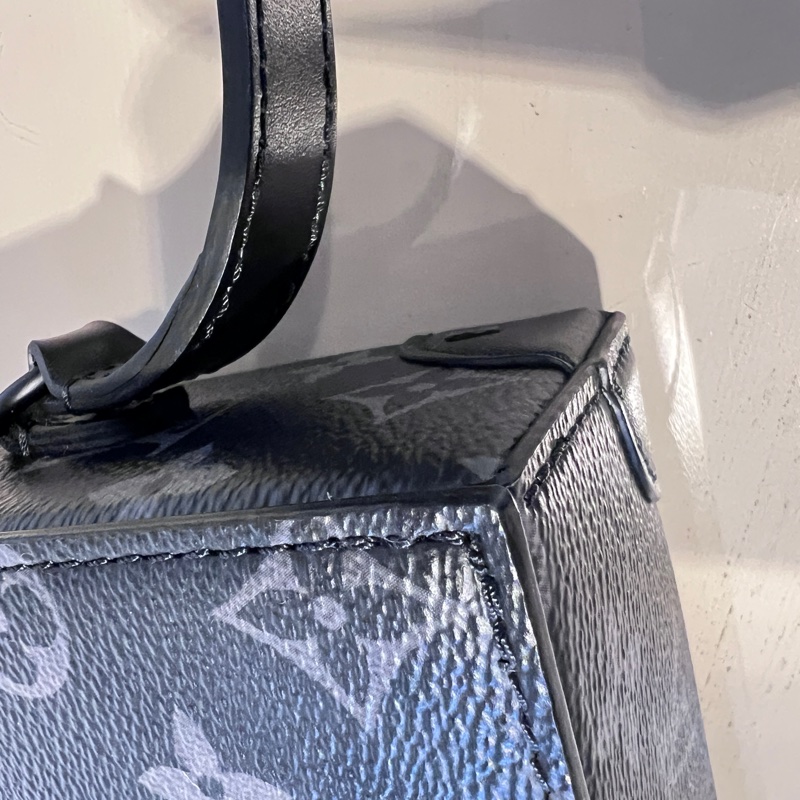 LV黑灰原花黑釦Steamer下蓋前迴紋針鏈袋斜背包-8