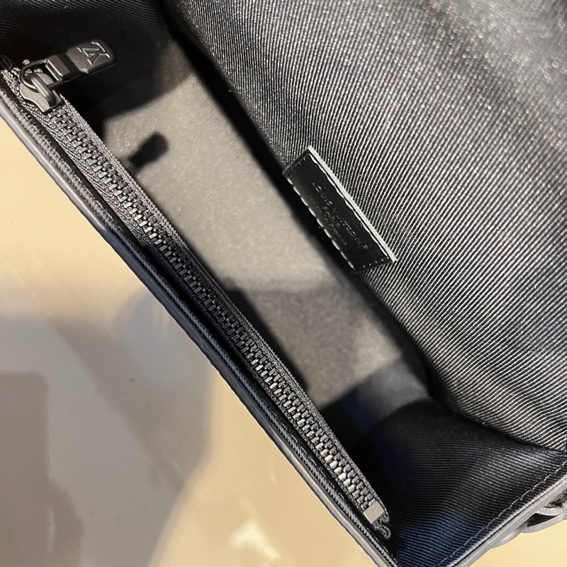 LV黑灰原花黑釦Steamer下蓋前迴紋針鏈袋斜背包-10