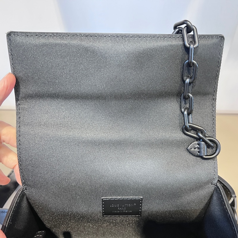 LV黑灰原花黑釦Steamer下蓋前迴紋針鏈袋斜背包-11