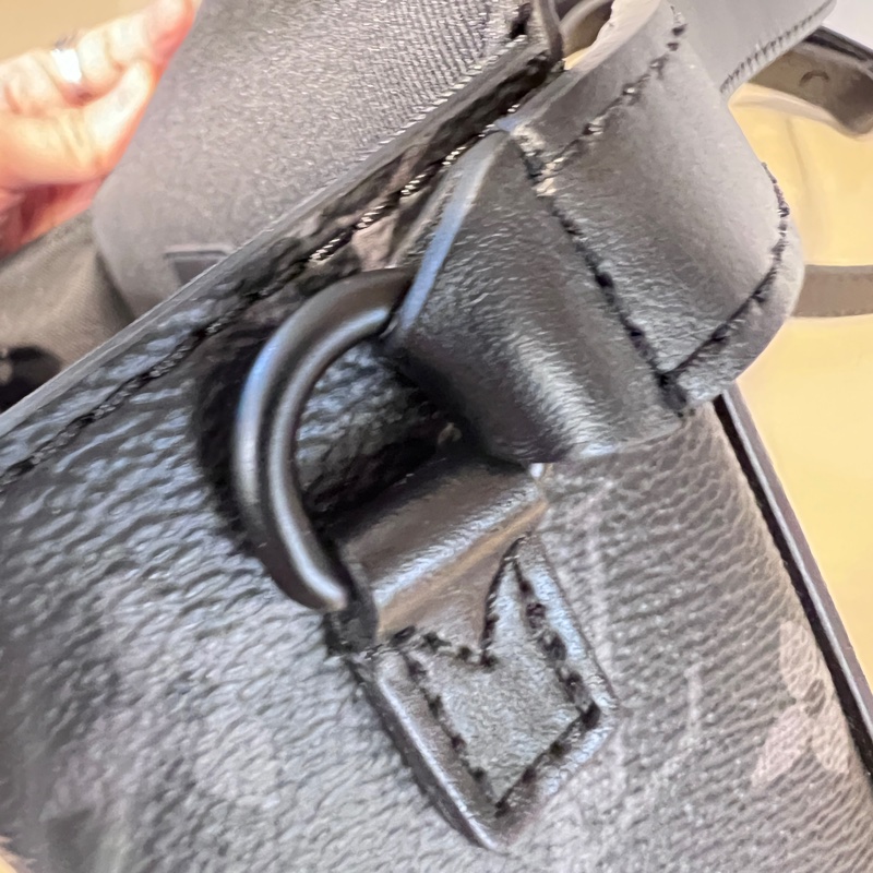 LV黑灰原花黑釦Steamer下蓋前迴紋針鏈袋斜背包-13