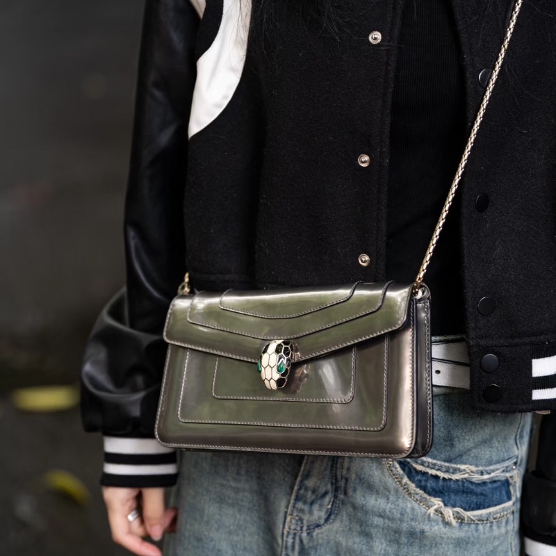 BVLGARI Serpenti Forever 蛇頭漆皮鏈條肩背斜背包22*13.5*5.5 98新配件雨衣 塵袋 鏡子-0