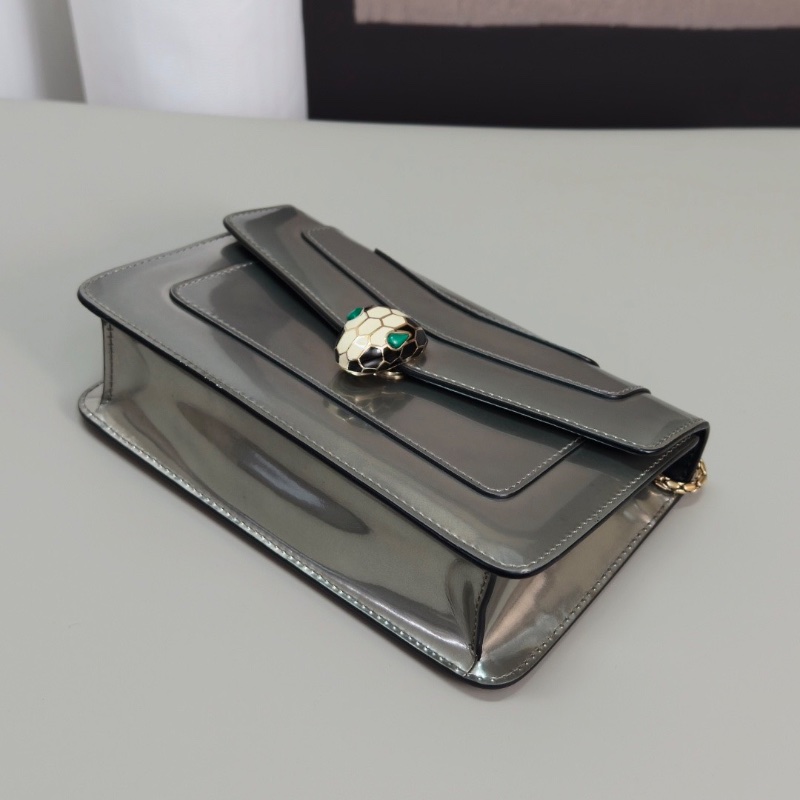 BVLGARI Serpenti Forever 蛇頭漆皮鏈條肩背斜背包22*13.5*5.5 98新配件雨衣 塵袋 鏡子 吊牌-5