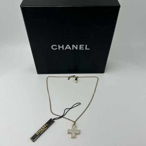 CHANEL 滿鑽十字架項鍊