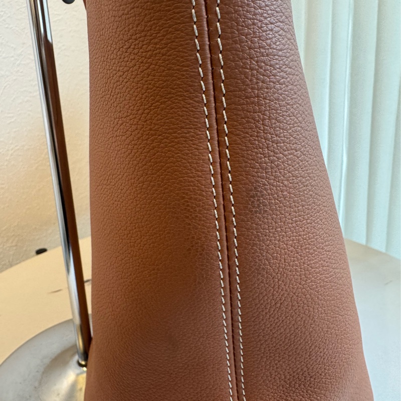 LV M25342棕皮革金鎖頭雙肩包 超時髦-4