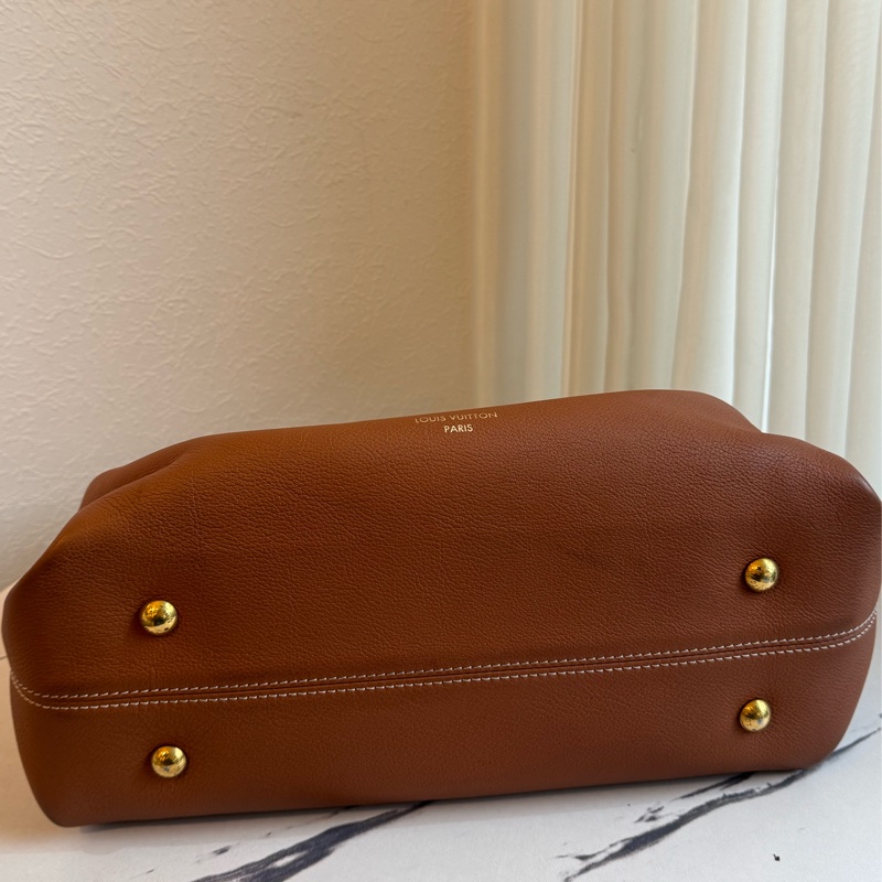 LV M25342棕皮革金鎖頭雙肩包 超時髦-6