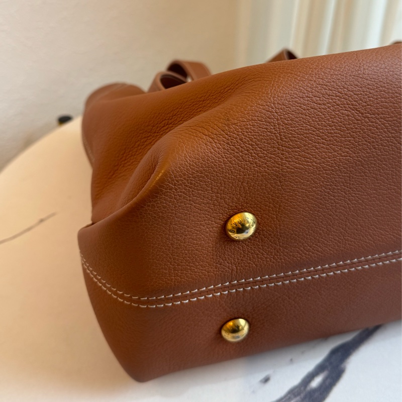 LV M25342棕皮革金鎖頭雙肩包 超時髦-7