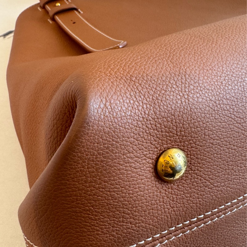 LV M25342棕皮革金鎖頭雙肩包 超時髦-11