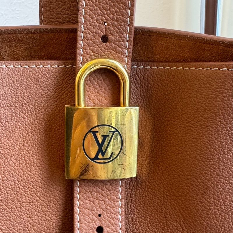 LV M25342棕皮革金鎖頭雙肩包 超時髦-12