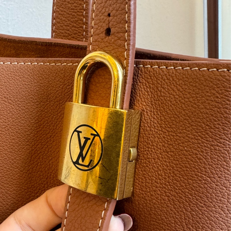 LV M25342棕皮革金鎖頭雙肩包 超時髦-13