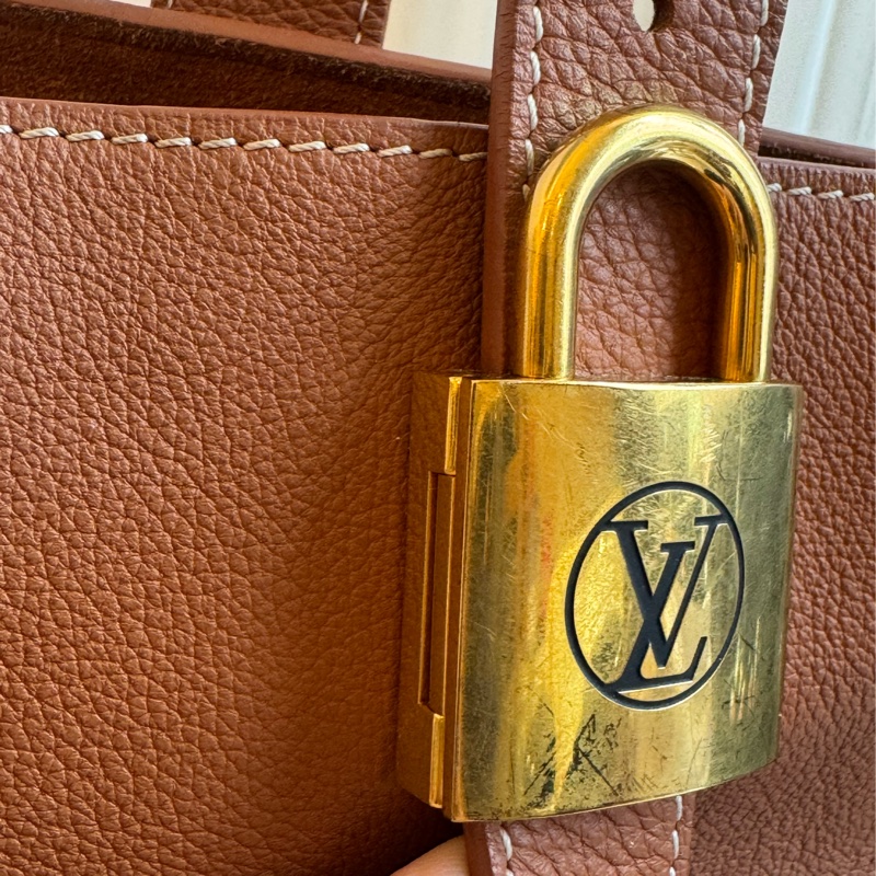 LV M25342棕皮革金鎖頭雙肩包 超時髦-14