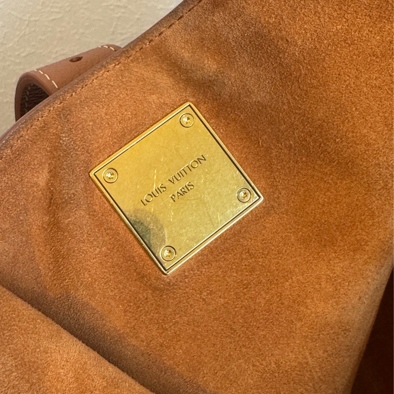 LV M25342棕皮革金鎖頭雙肩包 超時髦-17